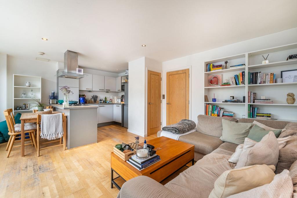 Gordon Road, London, SE15 2 bed flat for sale £550,000