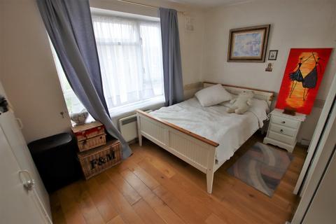 2 bedroom flat for sale - Wythenshawe Road, Dagenham RM10
