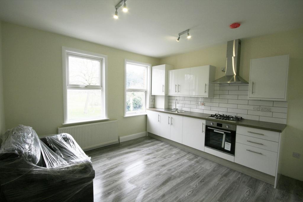 Cranbrook Road, Ilford, Essex, IG1 1 bed flat £1,150 pcm (£265 pw)