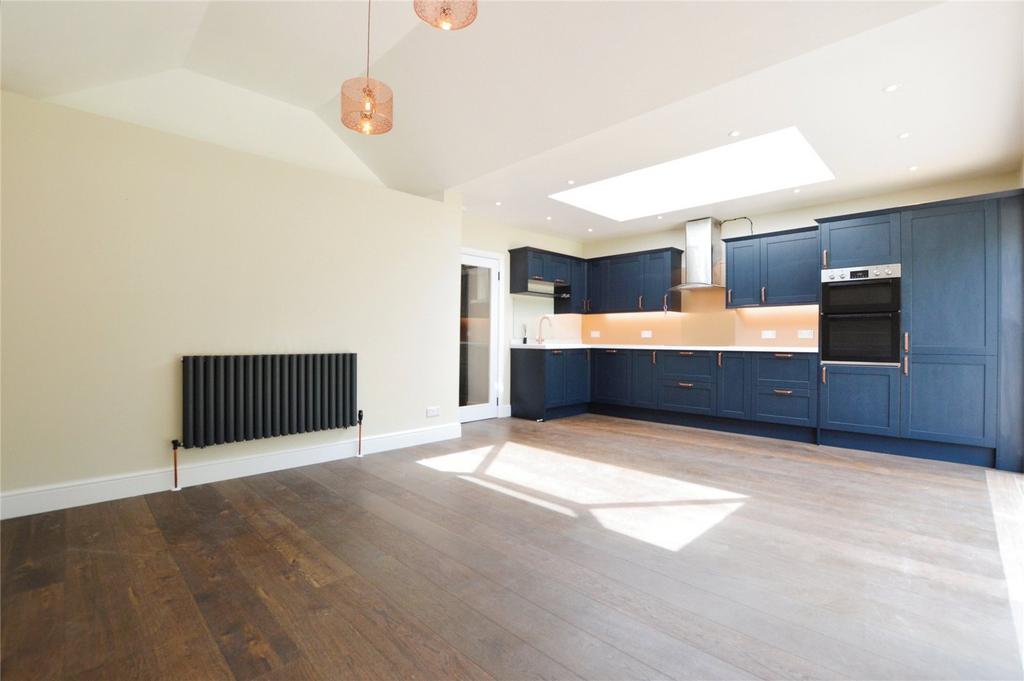 Coniston Road, Woking, Surrey, GU22 4 bed bungalow to rent £2,250 pcm