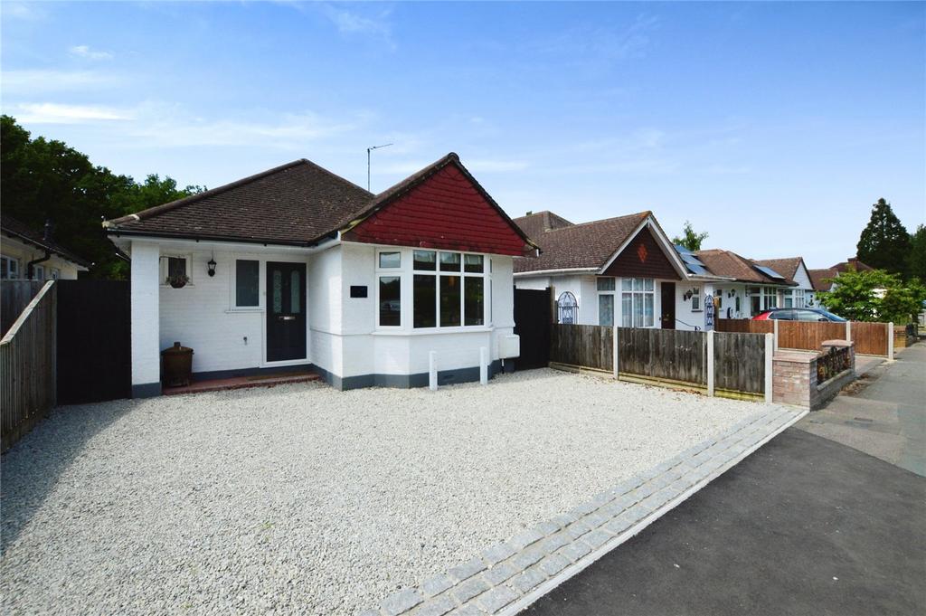 Coniston Road, Woking, Surrey, GU22 4 bed bungalow £2,250 pcm (£519 pw)