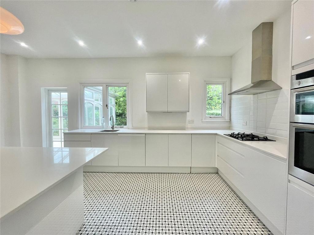 Christchurch Crescent, Radlett, Hertfordshire, WD7 4 bed detached house £4,850 pcm (£1,119 pw)