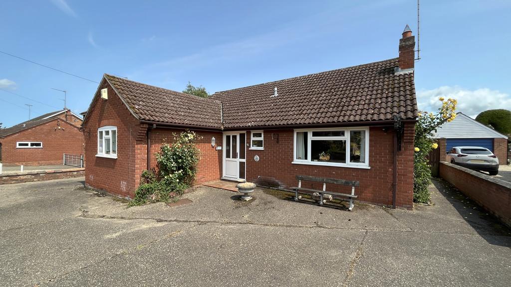 Low Bungay Road, Loddon 3 bed detached bungalow for sale £375,000