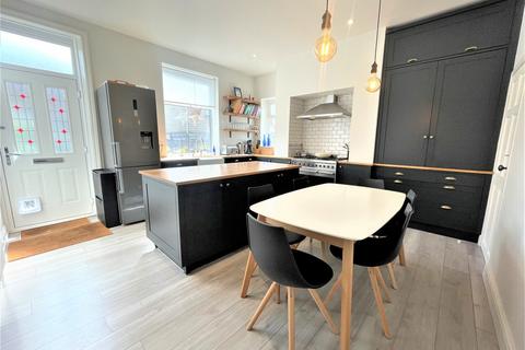 4 bedroom end of terrace house to rent, Portland Street, Pudsey