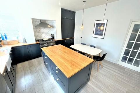 4 bedroom end of terrace house to rent, Portland Street, Pudsey