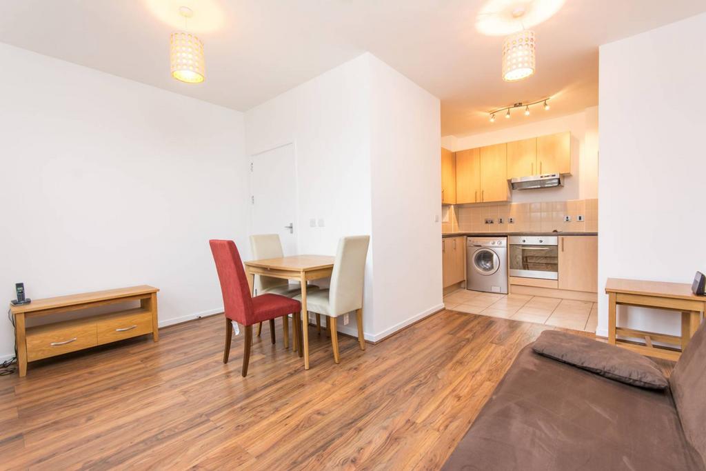 Bromyard Avenue, Acton, London, W3 1 bed flat to rent £1,600 pcm (£