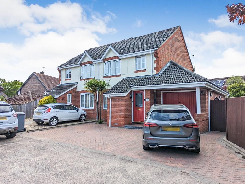Grace Edwards Close, Drayton, Norwich 3 bed semidetached house £275,000
