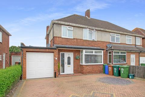 3 bedroom semi-detached house for sale - Selby Road, Ashford, TW15