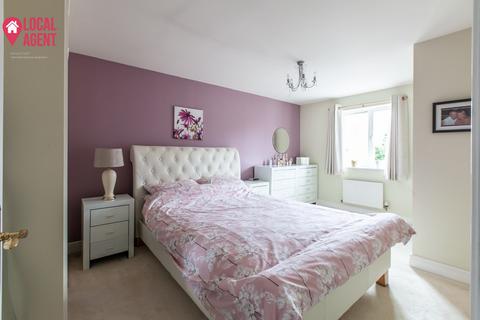 82 Sandringham Drive, Dartford, DA2 7WL