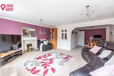 82 Sandringham Drive, Dartford, DA2 7WL