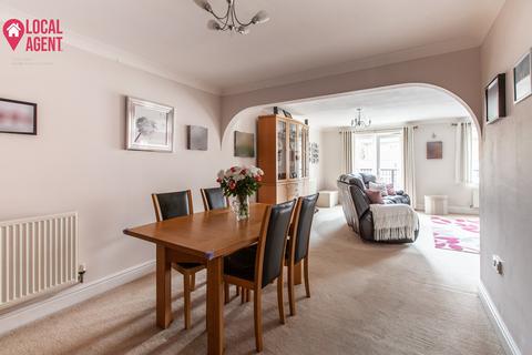 82 Sandringham Drive, Dartford, DA2 7WL