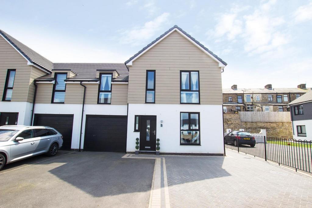 Balmoral Gardens, Darwen, BB3 2FH 4 bed semidetached house for sale