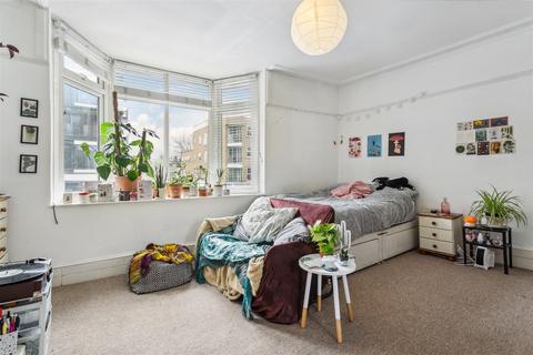 Flat B, 484 Chiswick High Road, London, W4 5TT