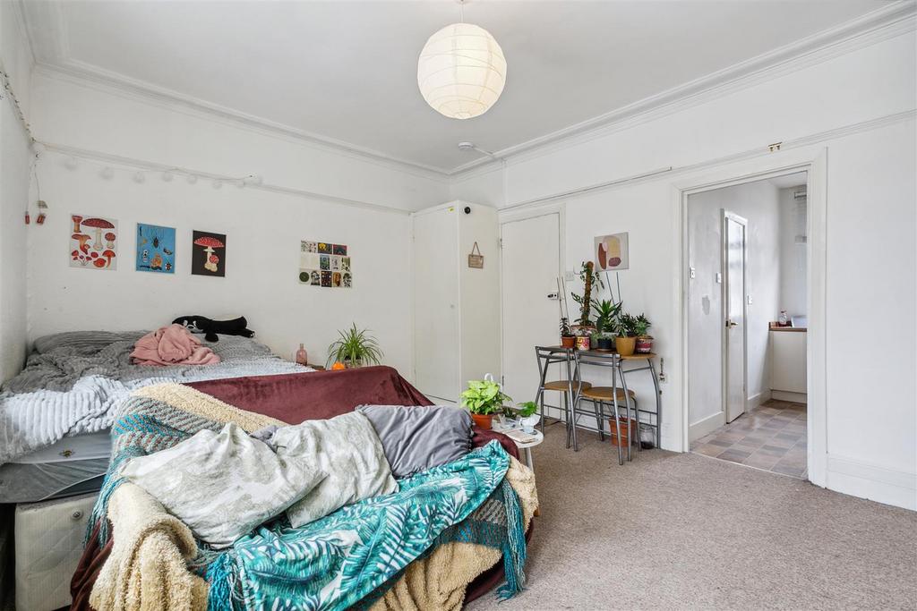 Flat B, 484 Chiswick High Road, W4 5 TT-3.jpg