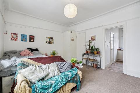 Flat B, 484 Chiswick High Road, London, W4 5TT