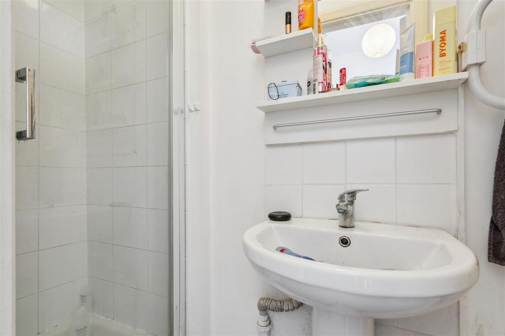 Flat B, 484 Chiswick High Road, W4 5 TT-5.jpg