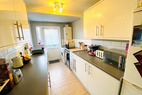 2 bedroom flat to rent - Shamrock Close