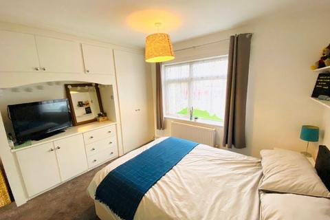 2 bedroom flat to rent - Shamrock Close