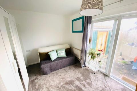 2 bedroom flat to rent - Shamrock Close