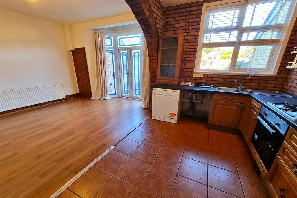 FITTED KITCHEN &amp; REAR RECEPTION ROOM: