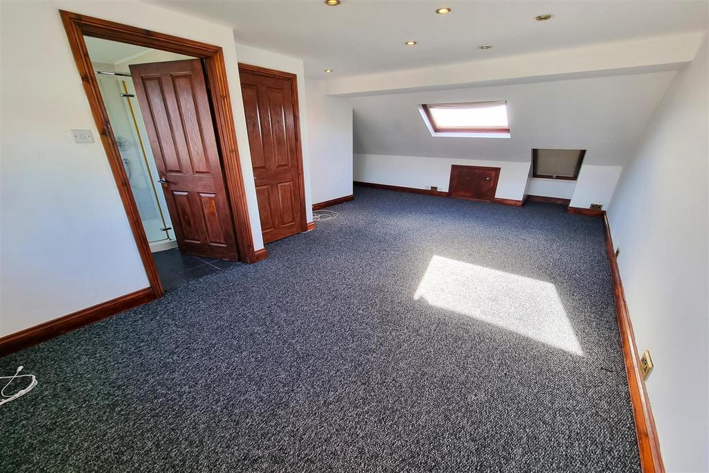 Bedroom 1 in loft: pic. 2