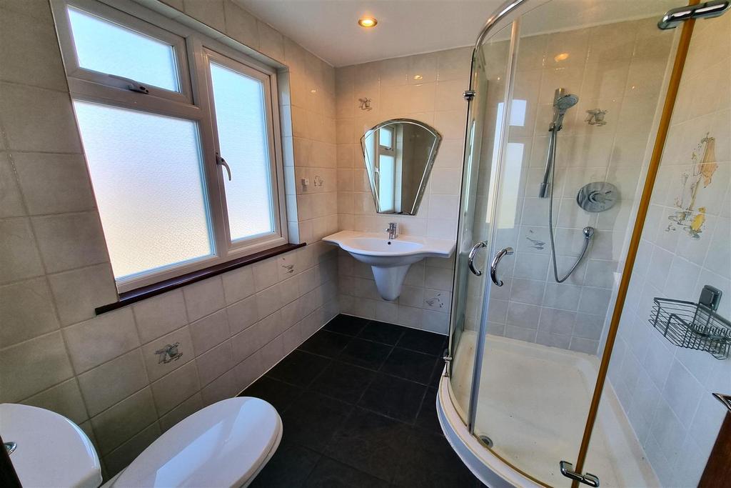 En suite shower room: