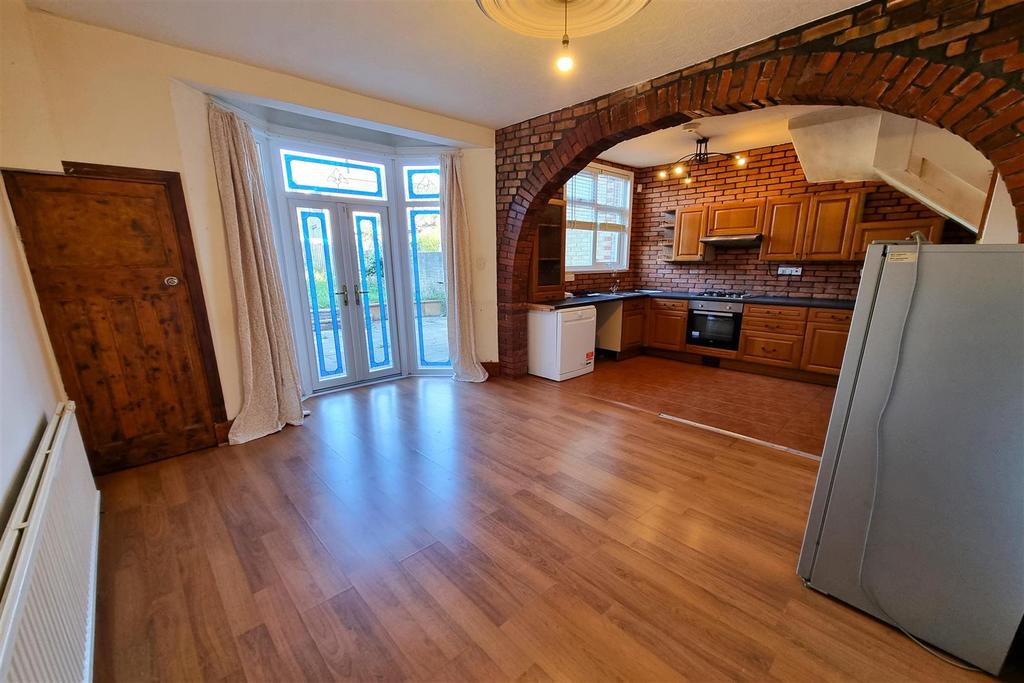 REAR RECEPTION ROOM &amp; FITTED KITCHEN: