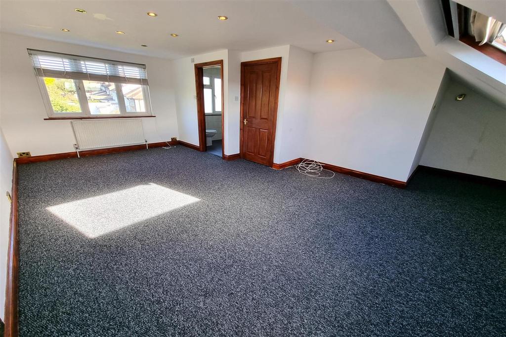 Bedroom 1 in loft: pic. 1