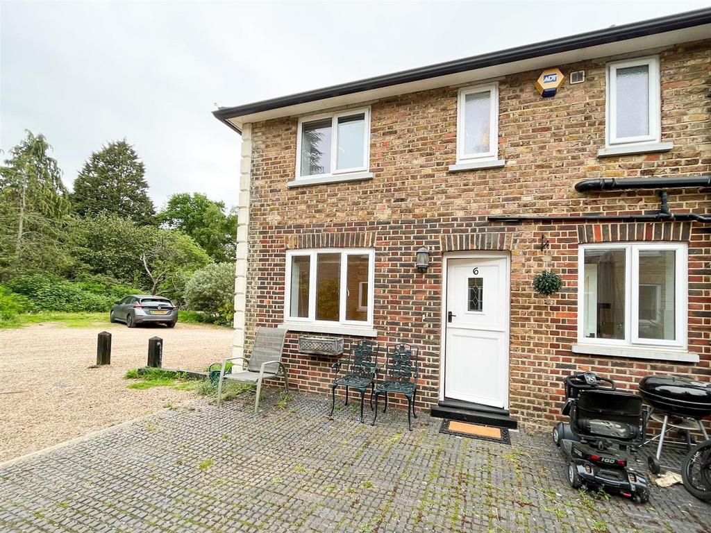 Portsmouth Road, Esher, KT10 1 bed semidetached house to rent £1,408 pcm (£325 pw)