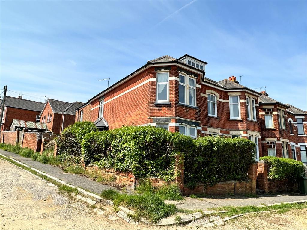 Coronation Road, Cowes 3 bed semidetached house for sale £280,000