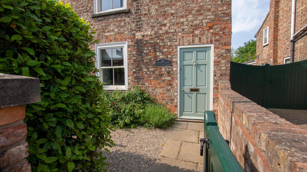 Heslington Lane, York, YO10 4HN 2 bed cottage £1,100 pcm (£254 pw)