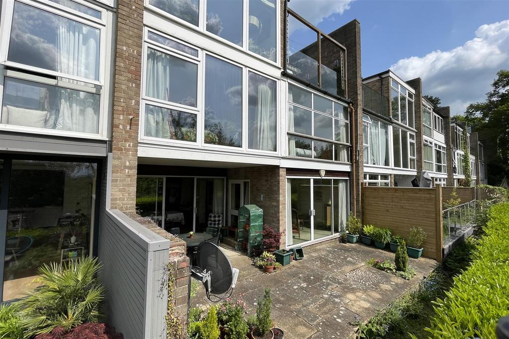 Godalming 2 bed flat for sale £350,000