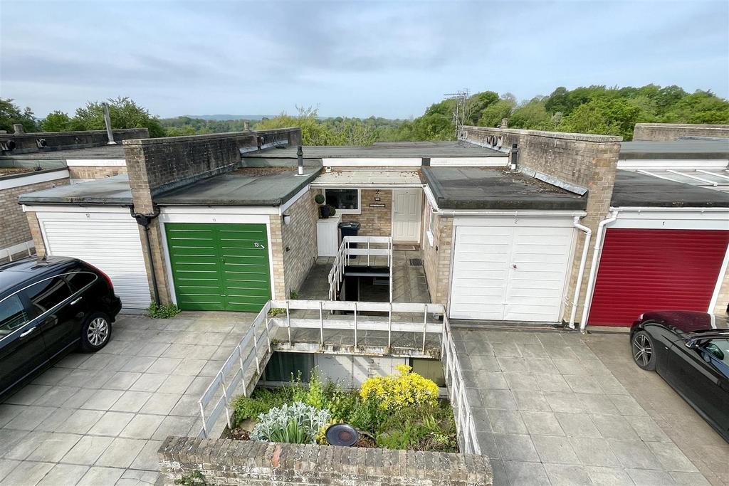 Godalming 2 bed flat for sale £350,000