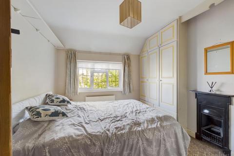 3 Hawthorn Crescent, South Croydon, CR2 8PD