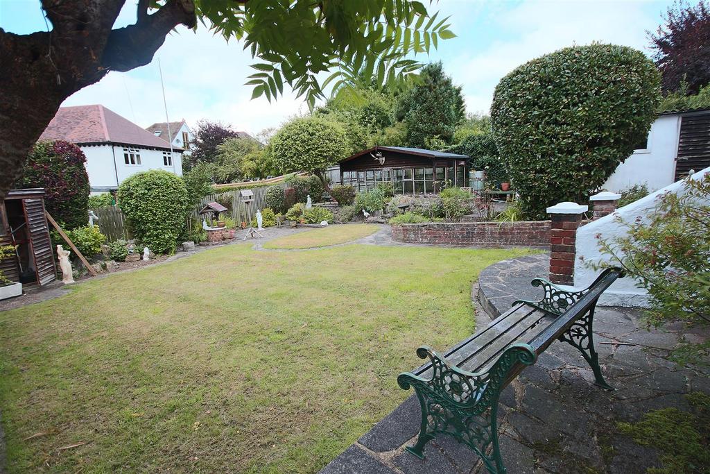 Graham Avenue, Brighton 3 bed detached house £2,250 pcm (£519 pw)