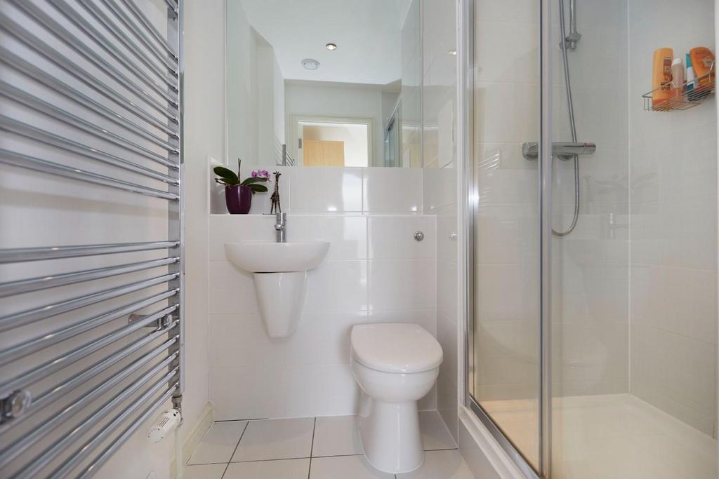 Ensuite Bathroom1.jpg