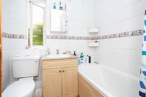 15 Milner Court, Bushey, WD23 4UB