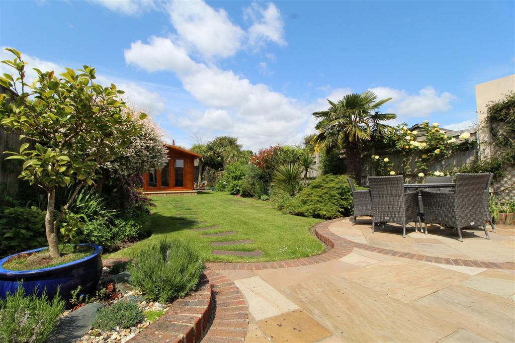 Oldfield Avenue, Eastbourne BN20 3 bed semidetached house for sale £