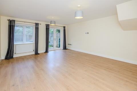 4 bedroom house to rent, Foxhollow Close, Walton On Thames, KT12