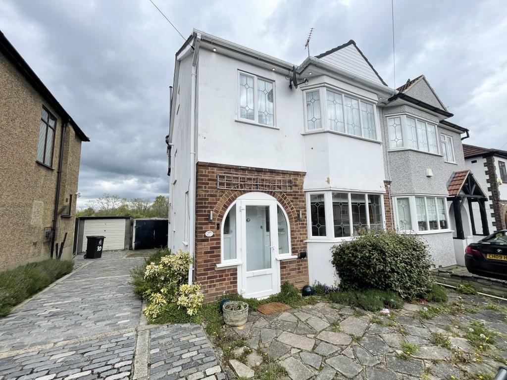Hycliffe Gardens, Chigwell 4 bed semidetached house £2,600 pcm (£600 pw)