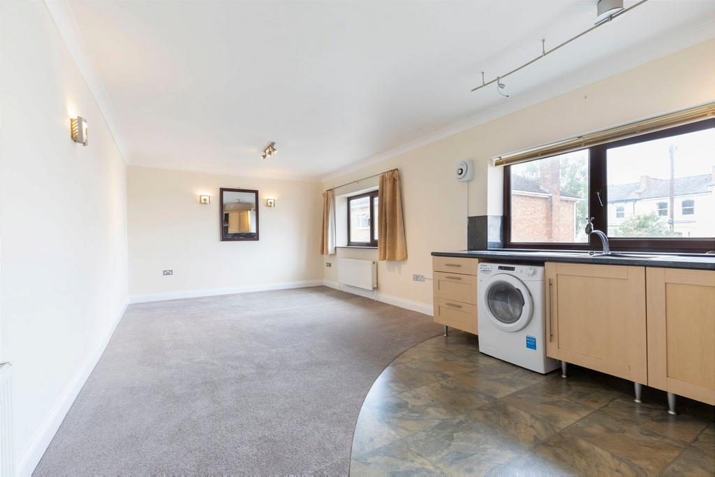 Albany Road, Cheltenham, GL50 2UL 2 bed apartment £250,000