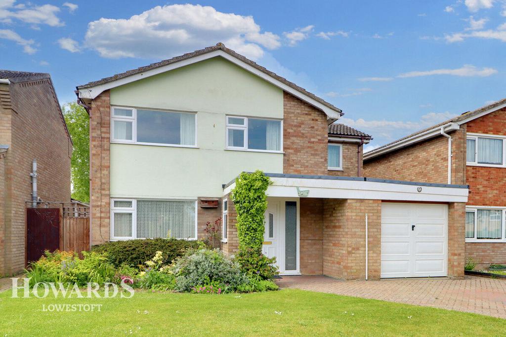 Chichester Drive, Oulton Broad 4 bed detached house for sale £375,000