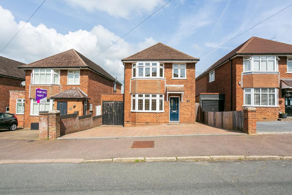 Belmont Road, Hemel Hempstead... 3 bed detached house £1,800 pcm (£