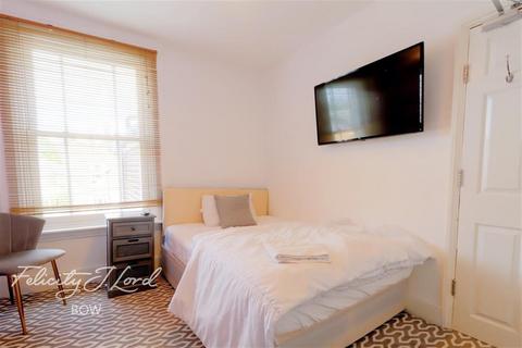 1 bedroom in a house share to rent, Portelet Road, E1
