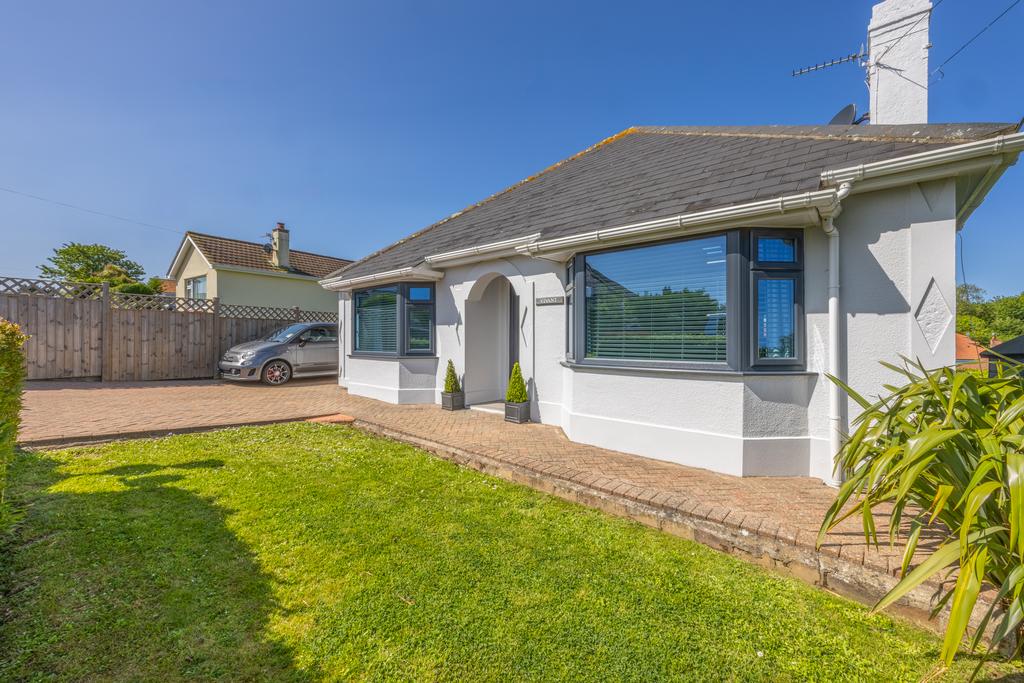 Helston Clos, Castel, Guernsey 3 bed detached house for sale £1,035,000