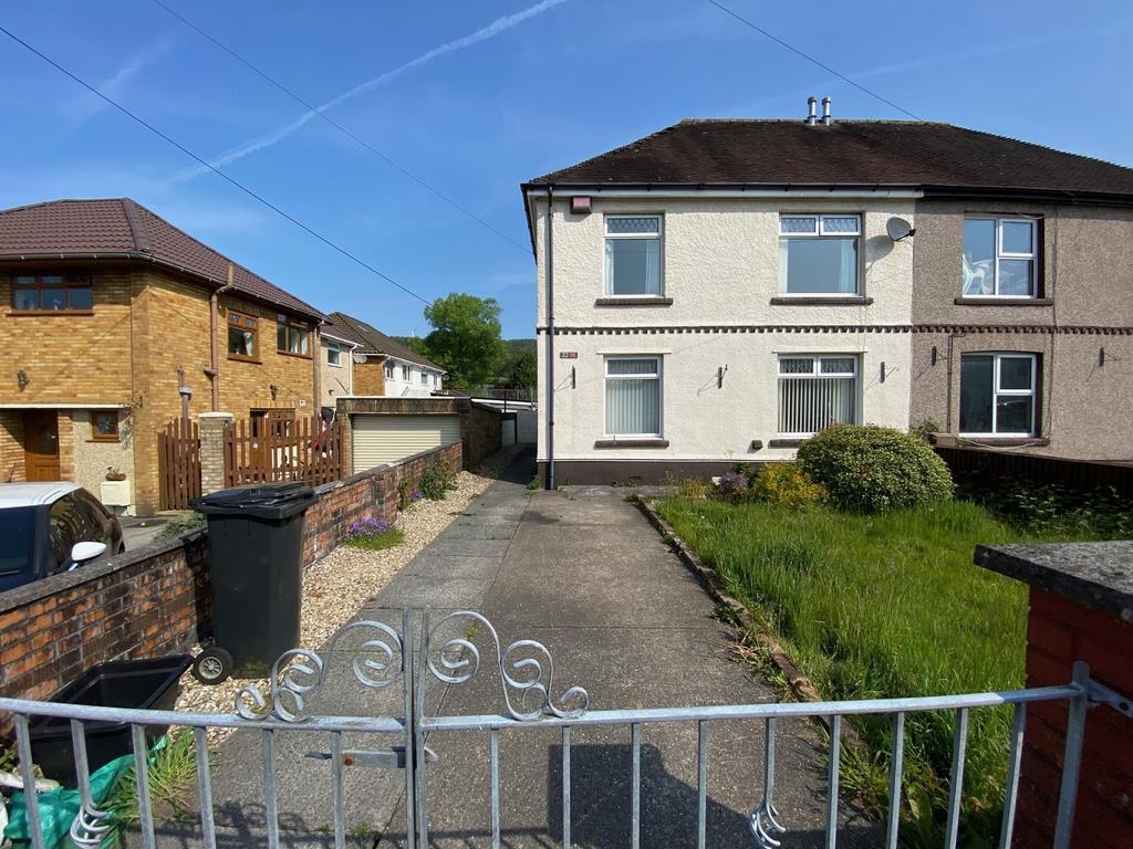 Park Avenue, Glynneath, Neath, Neath Port Talbot. 3 bed semidetached