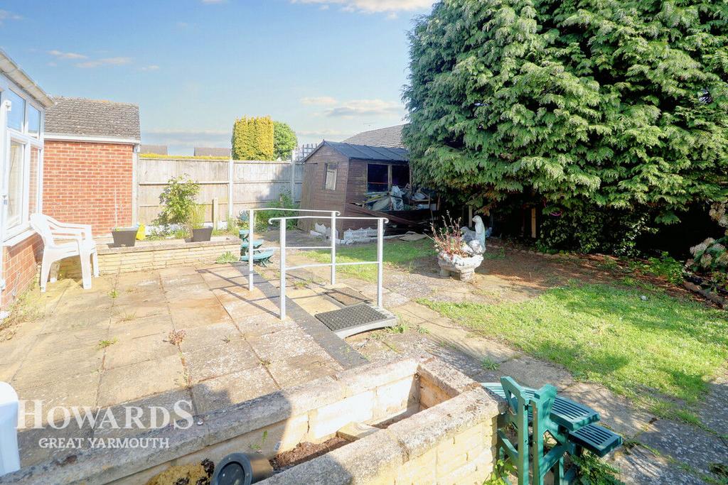Lawnswood Drive, CaisteronSea 2 bed detached bungalow for sale £300,000