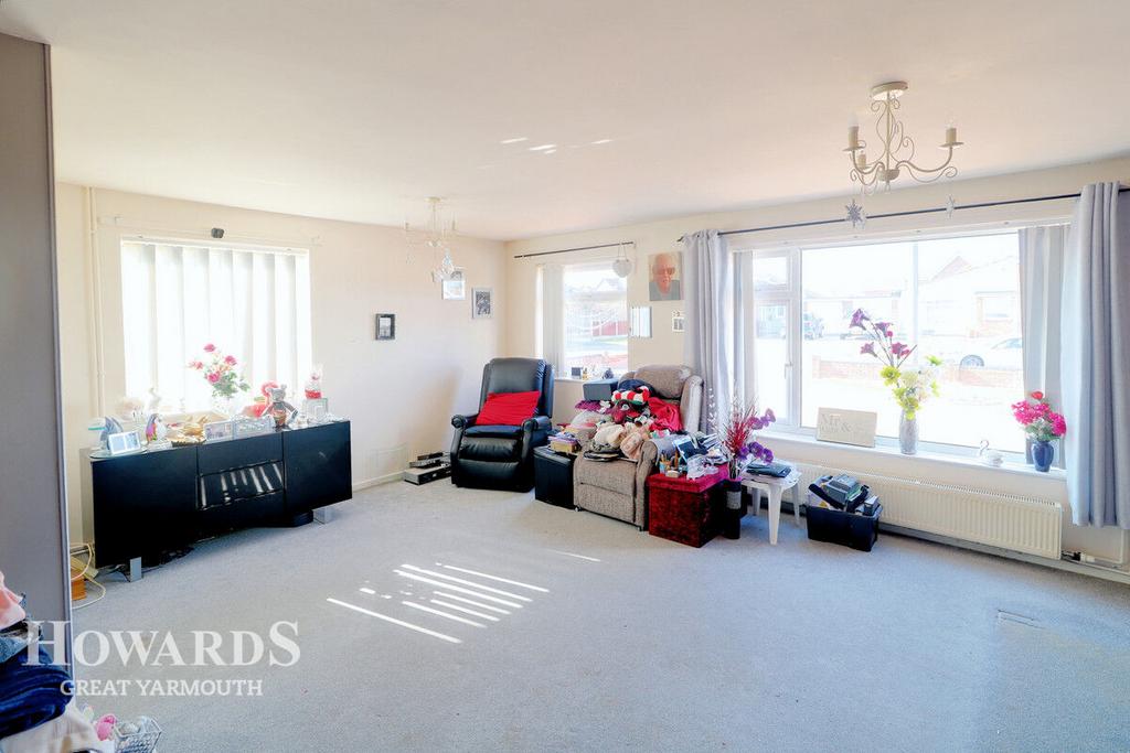 Lawnswood Drive, CaisteronSea 2 bed detached bungalow for sale £260,000