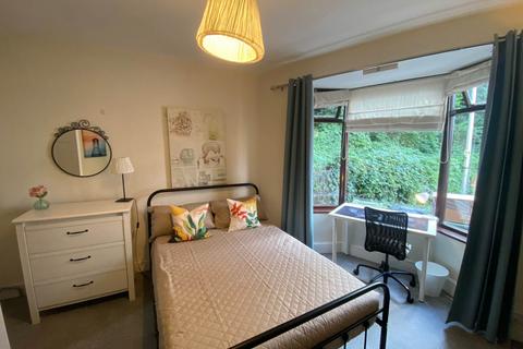 1 bedroom in a house share to rent, Sycamore Road, Guildford GU1