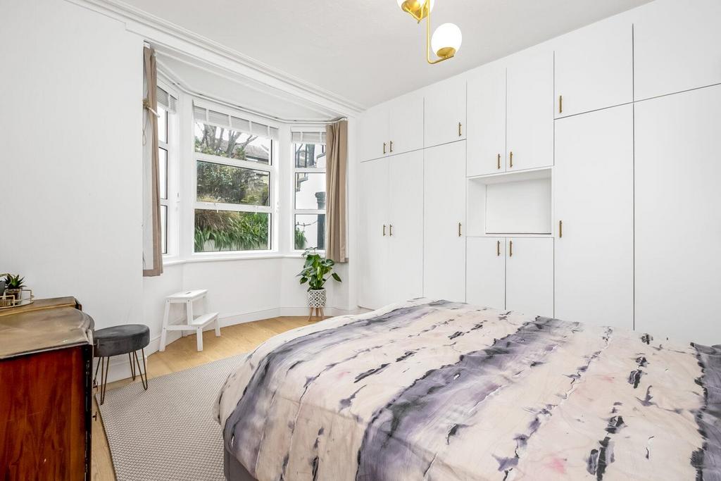 Shakespeare Road, Herne Hill, London, SE24 2 bed apartment £575,000